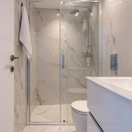 C Apartment *